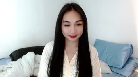 Snapshot of sweetlilly_18 chatting on February 24, 3:33 am Lilly online show from February 24, 3:33 am