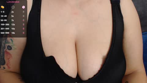 Snapshot of tarrant_ chatting on January 7, 1:43 pm tarrant_ online show from January 7, 1:43 pm