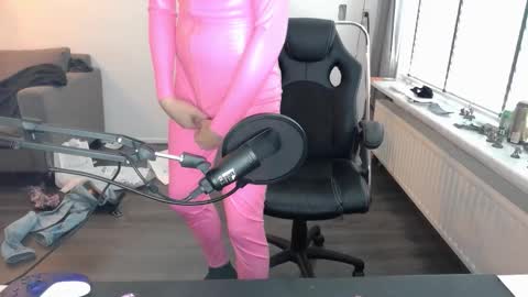 Snapshot of thatgalzoey chatting on October 30, 3:44 pm enbygalZoZo online show from October 30, 3:44 pm