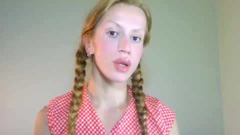 Snapshot of thedollxxxperience chatting on September 22, 6:35 pm Yolanda online show from September 22, 6:35 pm