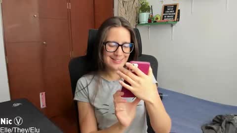 Snapshot of thetropicalseduction chatting on October 3, 2:17 pm Nicole TheyElleElu online show from October 3, 2:17 pm