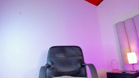 Snapshot of tiana_cinnamon chatting on December 11, 3:04 am TIANA online show from December 11, 3:04 am