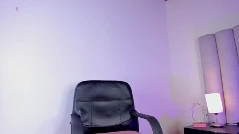 Snapshot of tiana_cinnamon chatting on December 17, 2:55 am TIANA online show from December 17, 2:55 am
