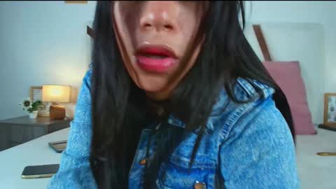 Snapshot of tiana_cinnamon chatting on December 20, 3:25 am TIANA online show from December 20, 3:25 am