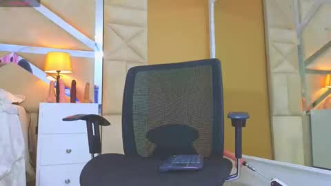 Snapshot of tiphani_walker_ chatting on January 3, 10:19 pm Tiphani Walker online show from January 3, 10:19 pm
