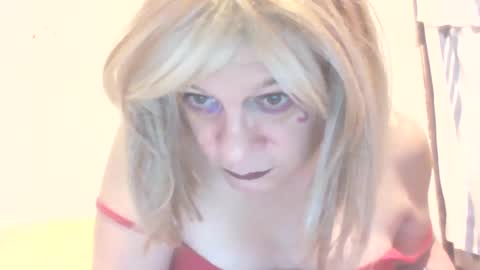 Snapshot of traphouseslutbunny4fun chatting on December 11, 2:43 am traphouseslutbunny4fun online show from December 11, 2:43 am