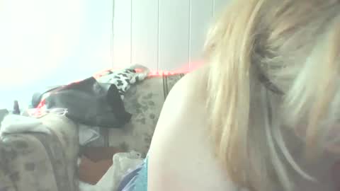 Snapshot of traphouseslutbunny4fun chatting on February 13, 7:13 am traphouseslutbunny4fun online show from February 13, 7:13 am