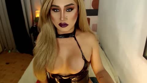 Snapshot of tshugescock chatting on January 25, 9:04 am SEDUCTIVEmistresCUMS online show from January 25, 9:04 am