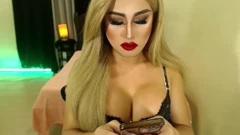 Snapshot of tshugescock chatting on February 21, 8:05 pm SEDUCTIVEmistresCUMS online show from February 21, 8:05 pm