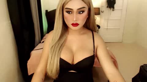 Snapshot of tshugescock chatting on March 10, 5:22 am SEDUCTIVEmistresCUMS online show from March 10, 5:22 am