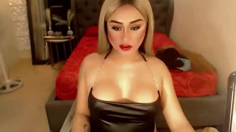 Snapshot of tshugescock chatting on September 17, 11:15 am SEDUCTIVEmistresCUMS online show from September 17, 11:15 am