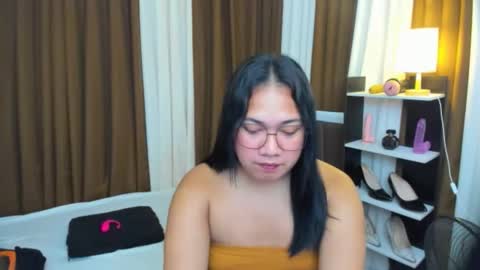 Karen Oquio online show from October 11, 7:11 am
