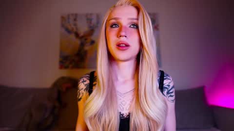 Snapshot of twiinkie_pie chatting on January 10, 4:20 pm Maria 3 online show from January 10, 4:20 pm