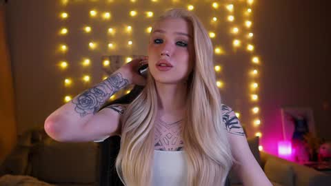 Snapshot of twiinkie_pie chatting on January 14, 4:18 pm Maria 3 online show from January 14, 4:18 pm