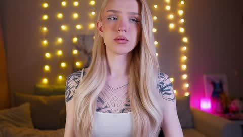 Snapshot of twiinkie_pie chatting on January 29, 3:47 pm Maria 3 online show from January 29, 3:47 pm