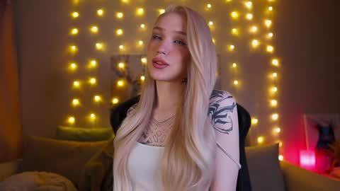 Snapshot of twiinkie_pie chatting on February 2, 5:15 pm Maria 3 online show from February 2, 5:15 pm