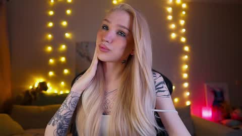 Snapshot of twiinkie_pie chatting on February 4, 4:50 pm Maria 3 online show from February 4, 4:50 pm