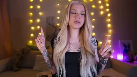 Snapshot of twiinkie_pie chatting on February 17, 3:31 pm Maria 3 online show from February 17, 3:31 pm