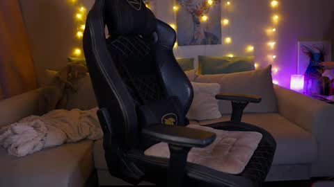 Snapshot of twiinkie_pie chatting on February 22, 3:58 pm Maria 3 online show from February 22, 3:58 pm