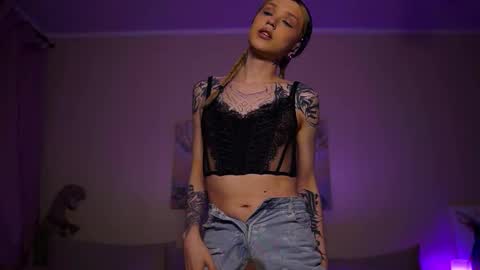 Snapshot of twiinkie_pie chatting on September 23, 5:52 pm Maria 3 online show from September 23, 5:52 pm