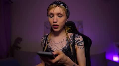 Snapshot of twiinkie_pie chatting on September 26, 4:26 pm Maria 3 online show from September 26, 4:26 pm