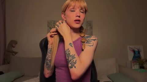 Snapshot of twiinkie_pie chatting on October 22, 5:53 am Maria 3 online show from October 22, 5:53 am