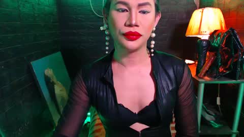 Snapshot of urhardcockqueenxxx chatting on December 10, 1:22 pm queen norelle online show from December 10, 1:22 pm