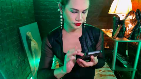 Snapshot of urhardcockqueenxxx chatting on December 28, 6:08 pm queen norelle online show from December 28, 6:08 pm