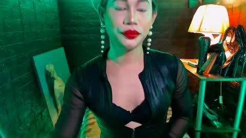 Snapshot of urhardcockqueenxxx chatting on January 2, 7:18 pm queen norelle online show from January 2, 7:18 pm