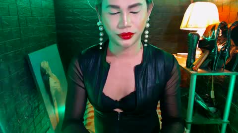 Snapshot of urhardcockqueenxxx chatting on January 18, 9:54 pm queen norelle online show from January 18, 9:54 pm