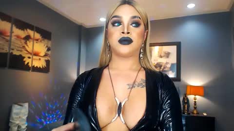 Snapshot of urmajestytyra chatting on February 24, 1:57 am UrMajestyTyra online show from February 24, 1:57 am