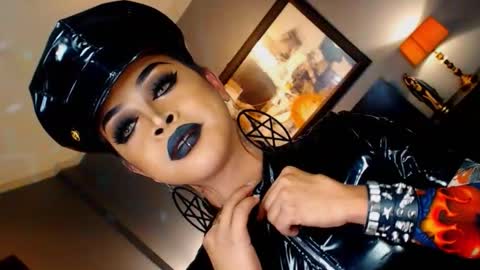 Snapshot of urmajestytyra chatting on October 8, 7:21 am UrMajestyTyra online show from October 8, 7:21 am