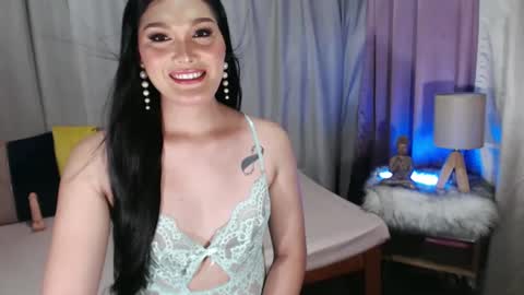 Snapshot of ursweetts69 chatting on February 25, 2:25 am Camela online show from February 25, 2:25 am
