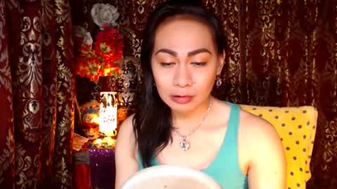 Snapshot of urtimelessbeauty chatting on December 12, 9:26 pm Merca online show from December 12, 9:26 pm