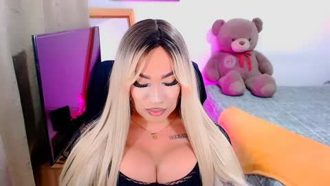 Snapshot of valentinaxqueen chatting on December 14, 12:22 am online show from December 14, 12:22 am