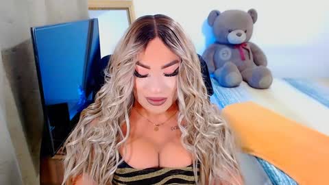 Snapshot of valentinaxqueen chatting on December 15, 10:26 pm online show from December 15, 10:26 pm