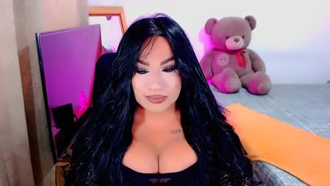 Snapshot of valentinaxqueen chatting on December 17, 8:10 pm online show from December 17, 8:10 pm