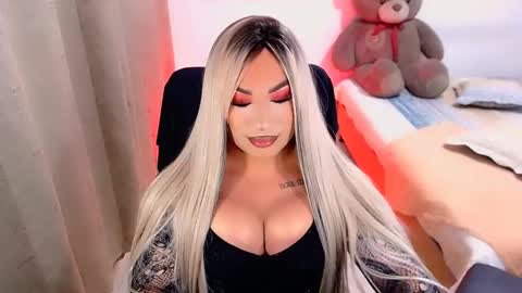 Snapshot of valentinaxqueen chatting on February 19, 2:01 am online show from February 19, 2:01 am