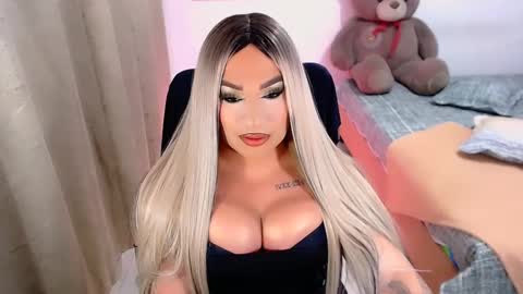 Snapshot of valentinaxqueen chatting on February 22, 2:28 am online show from February 22, 2:28 am