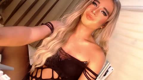 Snapshot of velvet_fux chatting on February 13, 5:33 pm Richy will make you fall in love online show from February 13, 5:33 pm