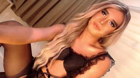 Snapshot of velvet_fux chatting on February 15, 5:39 pm Richy will make you fall in love online show from February 15, 5:39 pm