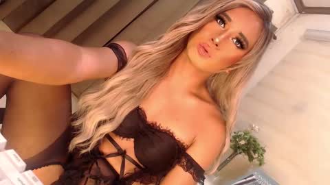Snapshot of velvet_fux chatting on March 3, 8:07 pm Richy will make you fall in love online show from March 3, 8:07 pm