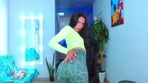 Snapshot of viannca__ chatting on December 16, 7:43 pm Ariana online show from December 16, 7:43 pm