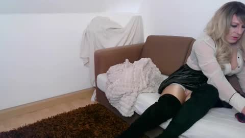 Snapshot of vickyvickge chatting on October 18, 8:01 pm Vicky online show from October 18, 8:01 pm