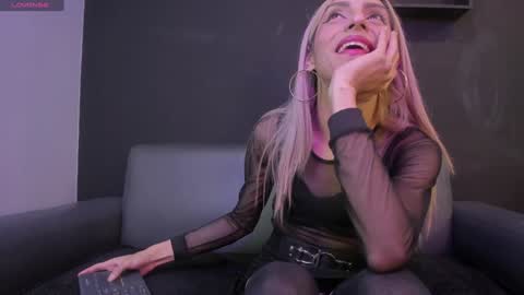 Snapshot of victoria_badgal chatting on December 6, 8:01 pm Victoria online show from December 6, 8:01 pm