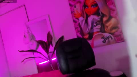 Snapshot of violeta_prince chatting on September 29, 10:20 pm Violeta Princess Please help me with your thumbs up its important online show from September 29, 10:20 pm