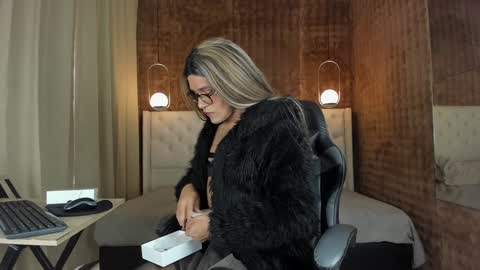 Snapshot of vitta_alfayed chatting on January 5, 12:53 pm VittaaaPlease help me with your thumbs up its important online show from January 5, 12:53 pm