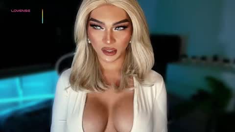 Snapshot of womanofyourdesire_ts chatting on September 27, 4:43 am Julia online show from September 27, 4:43 am
