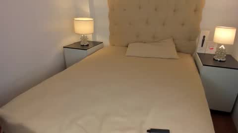 Snapshot of xdropgorgeous_onlyamira chatting on October 5, 11:22 am Hello ur lovely AMIRA online show from October 5, 11:22 am