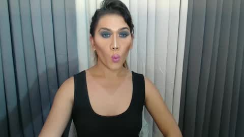 Snapshot of xhugejerkingtransx chatting on January 1, 12:11 pm GWEN THOMPSON ....... online show from January 1, 12:11 pm